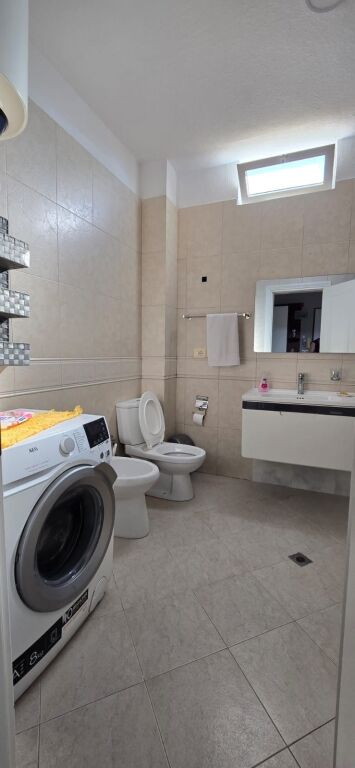 Apartament 2+1 per qera Rruga e Barrikadave !