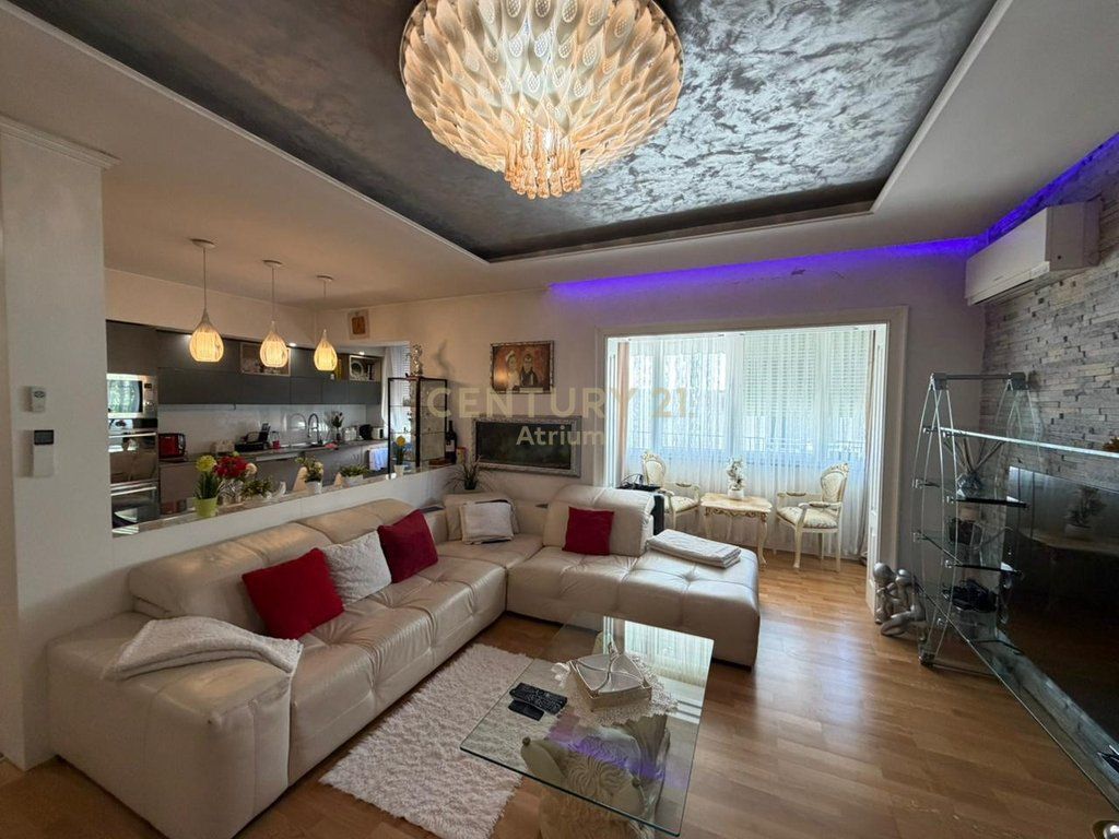 Apartment 3+1+2 for sale near the Paris Commune
