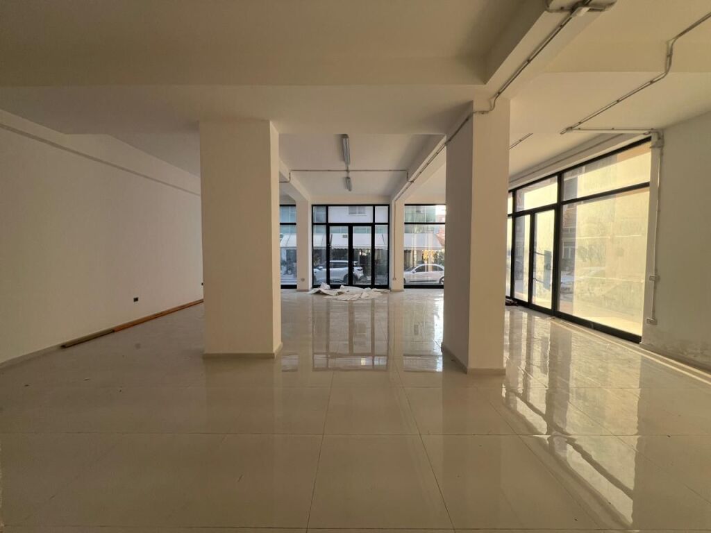 🚨 OKAZION DYQAN NË SHITJE  Mundësi ndarje për ambiente komerciale ose banimi 📍Bulevard, Vlorë
