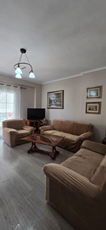 Apartament 2+1 per qera Rruga e Barrikadave !