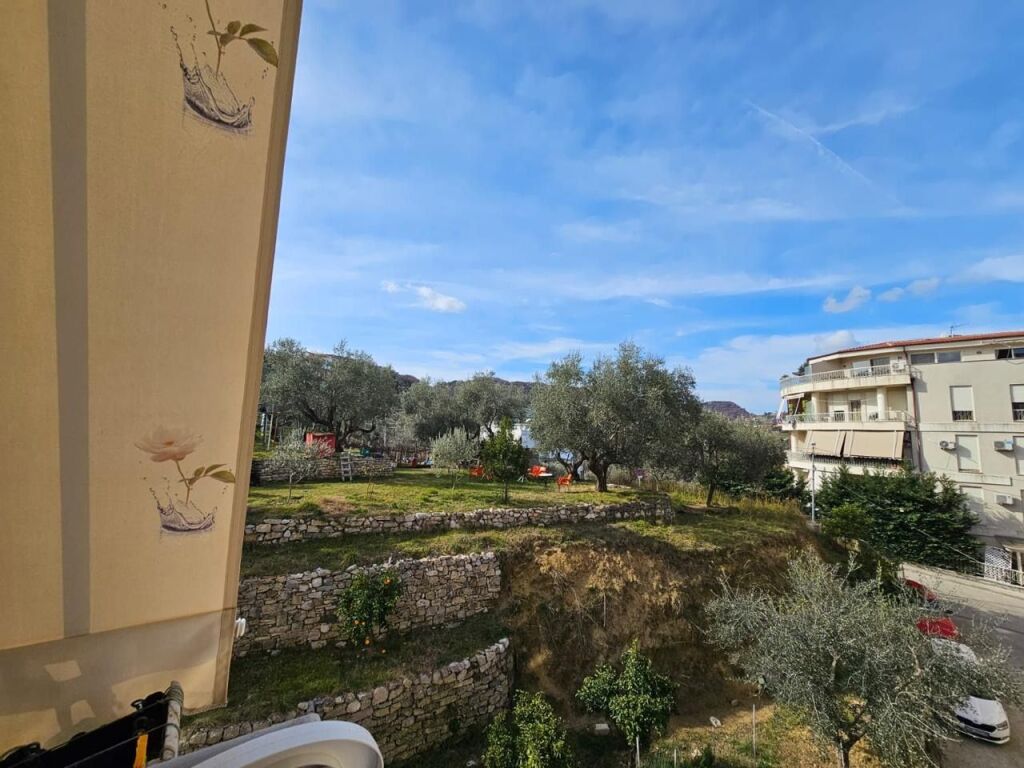 Jepet me qera apartament 1+1 Rr. Peti te Liqeni i Thate