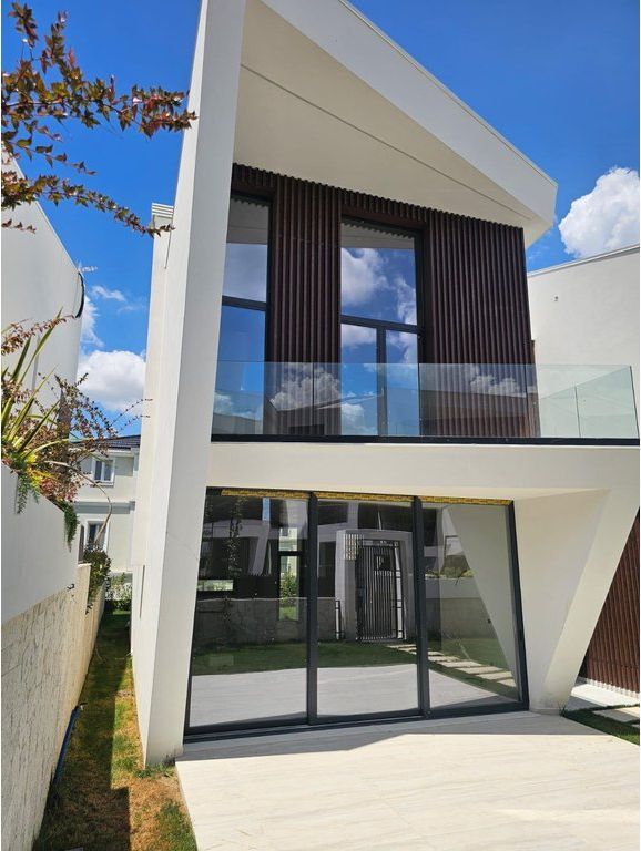 VILË MODERNE PËR SHITJE – MJULL -BATHORE, TIRANË!