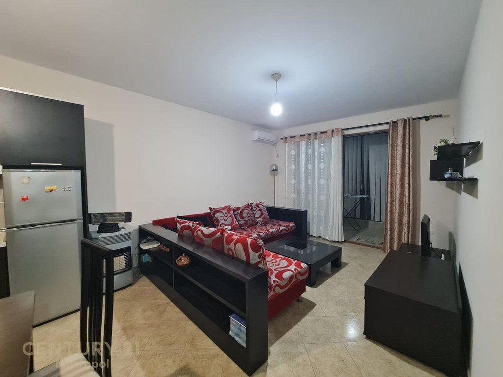 Shitet apartament 2+1 pallatet Çabej - Yzberisht