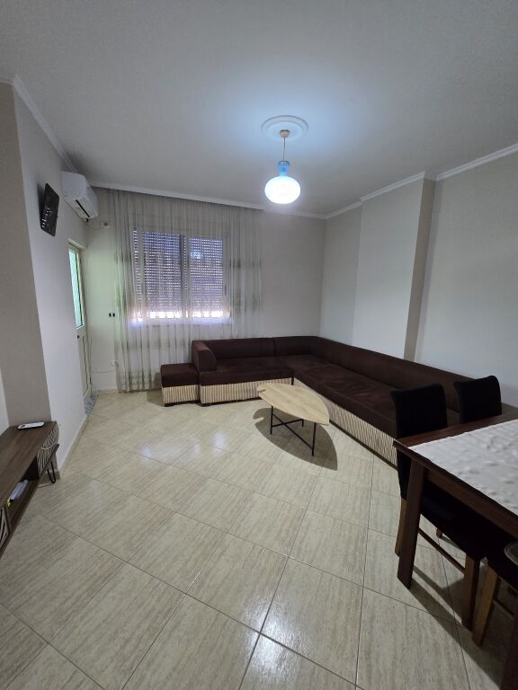 Jepet apartament me qera 2+1 ne qender