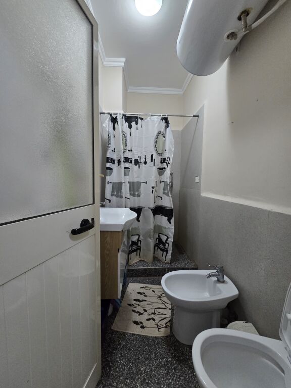 Jepet apartament me qera 2+1 ne qender