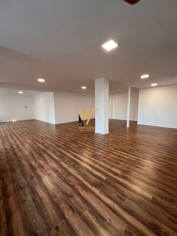 JEPET AMBIENT BIZNESI 150 M2 ME QERA TE LIQENI THATE 180.000 LEKE