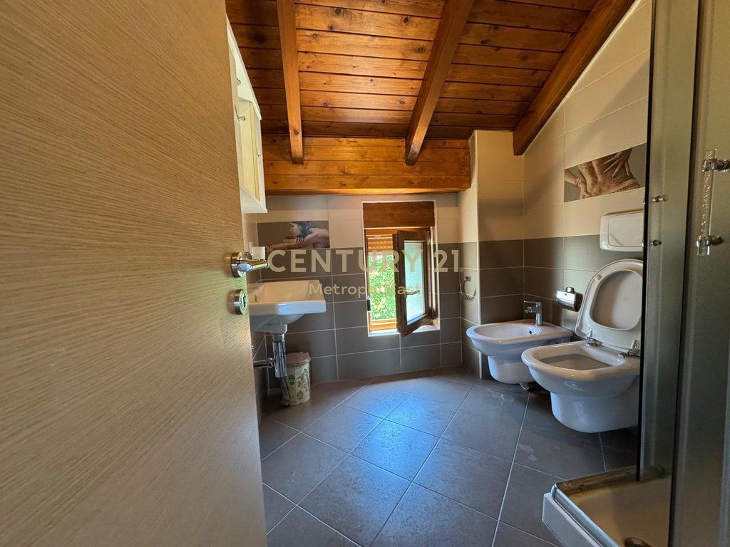 Villa Elegante su 3 Piani in Affitto vicino a TEG – Sicurezza, Comfort e Privacy
