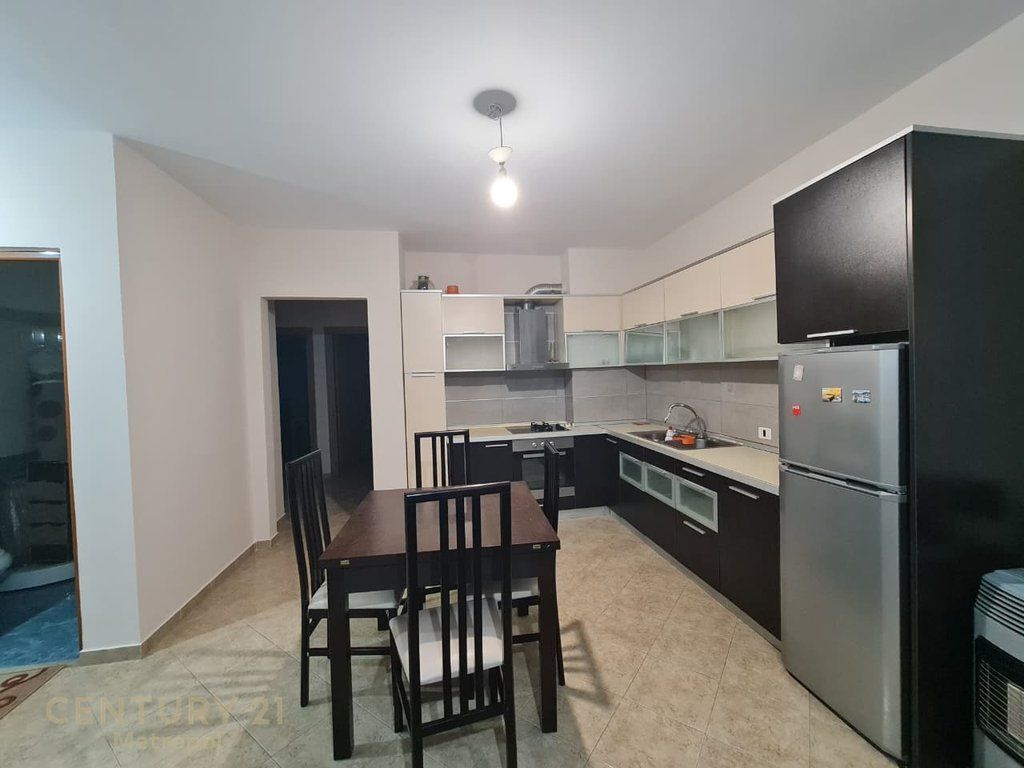 Shitet apartament 2+1 pallatet Çabej - Yzberisht