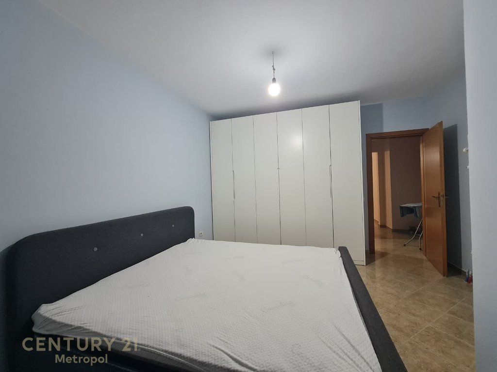 Shitet apartament 2+1 pallatet Çabej - Yzberisht