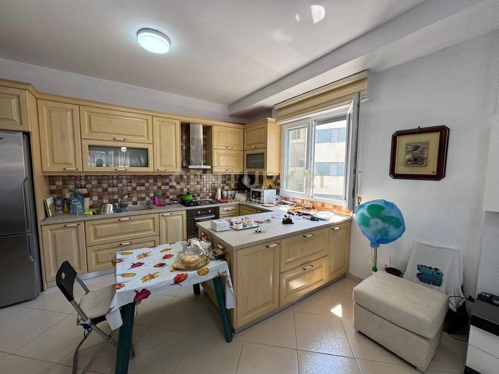 APARTAMENT 2+1+2 PER SHITJE,PRANE KONSULLATES ITALIANE ,NE LUNGOMARE!