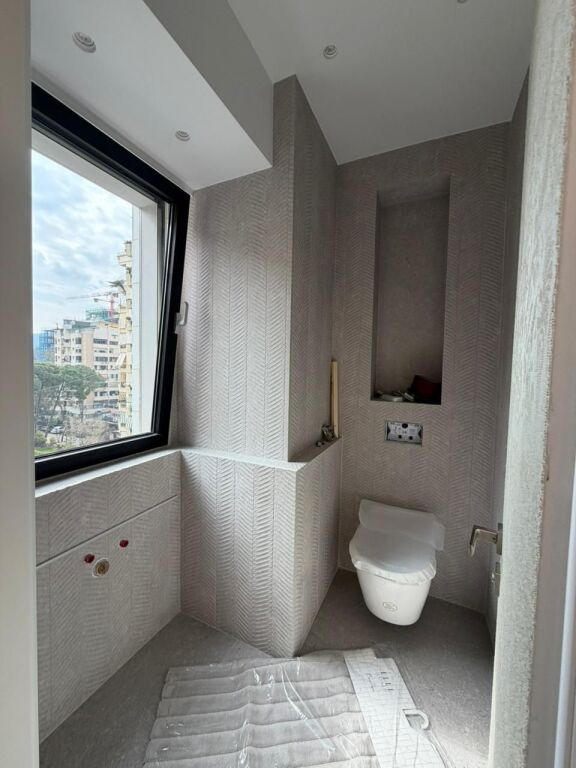 APARTAMENT LUKSOZ PER SHITJE TEK AMBASADOR 3