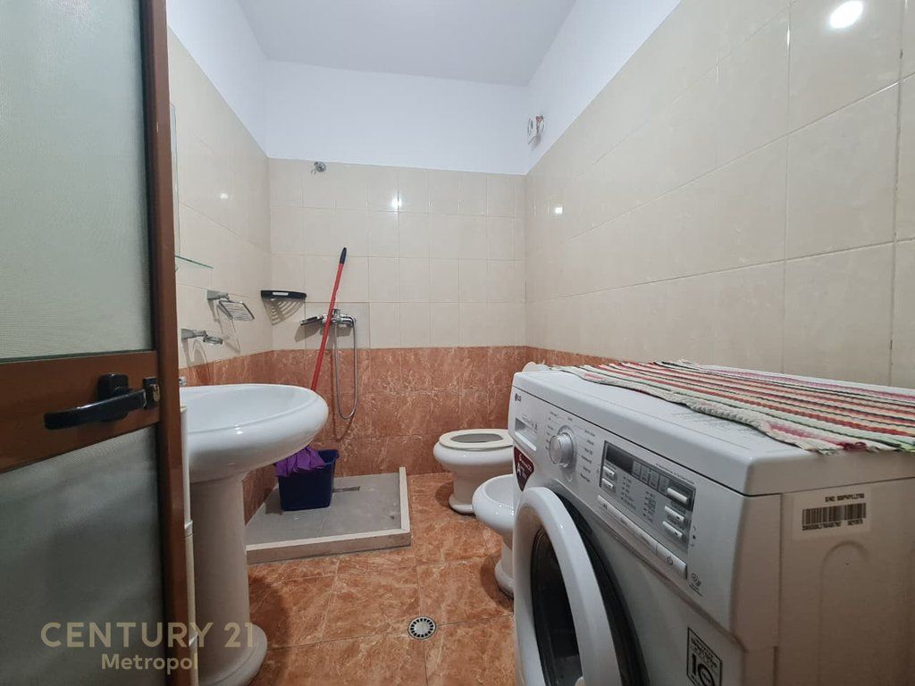Shitet apartament 2+1 pallatet Çabej - Yzberisht