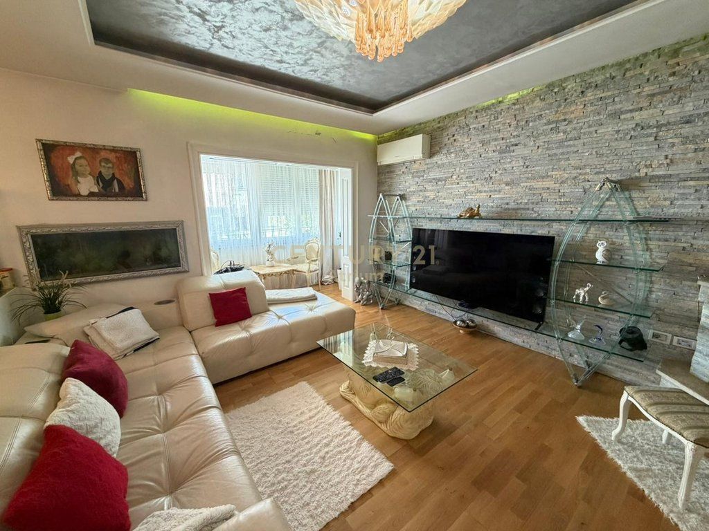 Apartment 3+1+2 for sale near the Paris Commune
