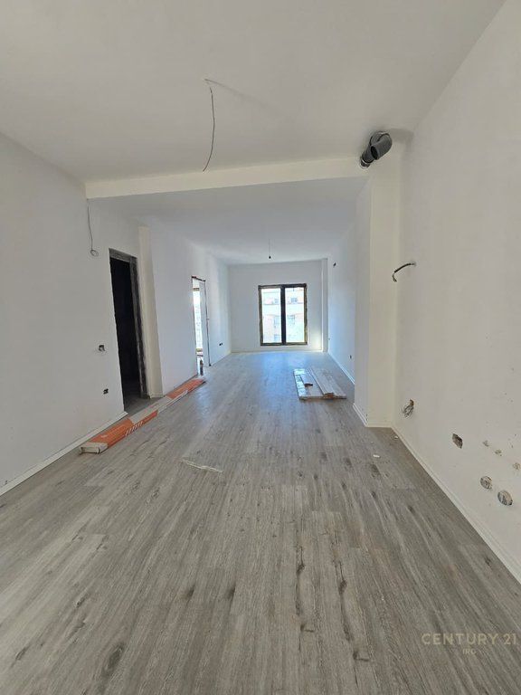 AMBIENT PER ZYRA ME QIRA: RRUGA E BARRIKADAVE