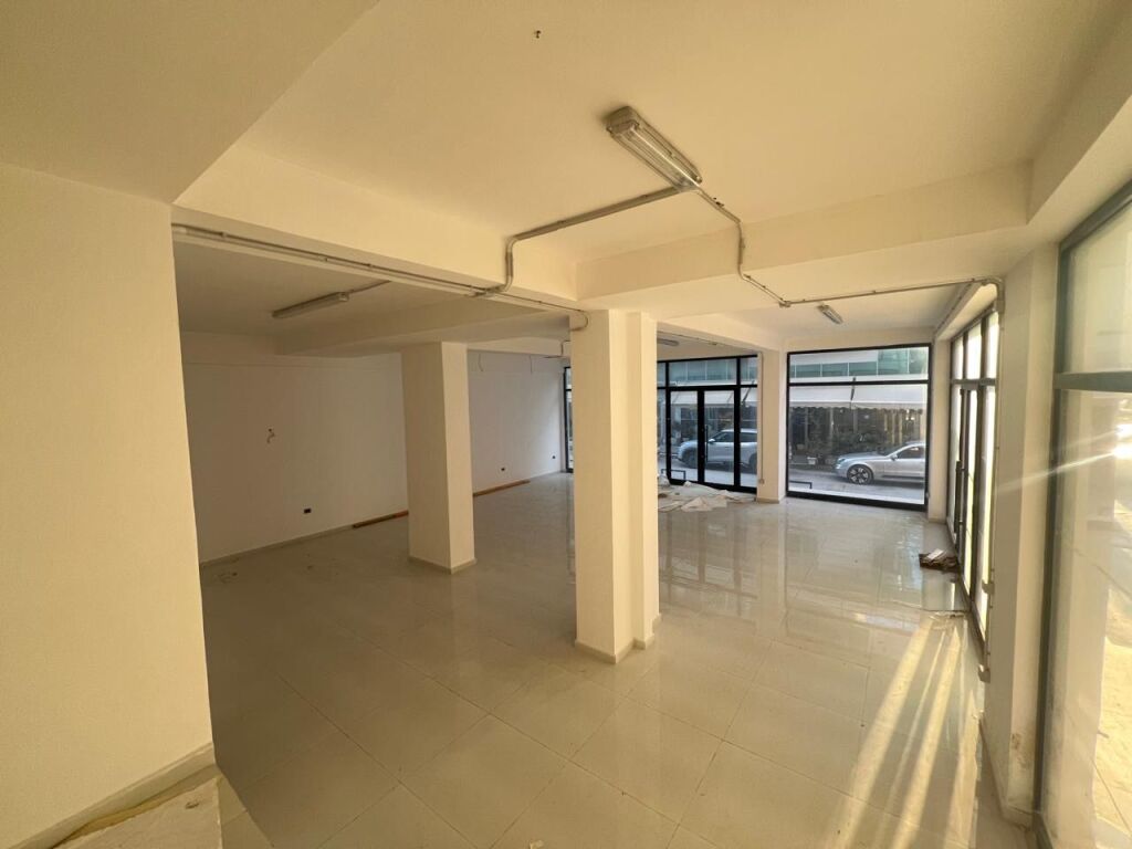 🚨 OKAZION DYQAN NË SHITJE  Mundësi ndarje për ambiente komerciale ose banimi 📍Bulevard, Vlorë