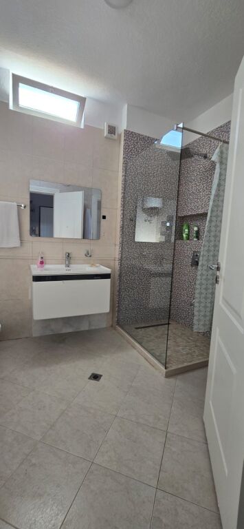 Apartament 2+1 per qera Rruga e Barrikadave !