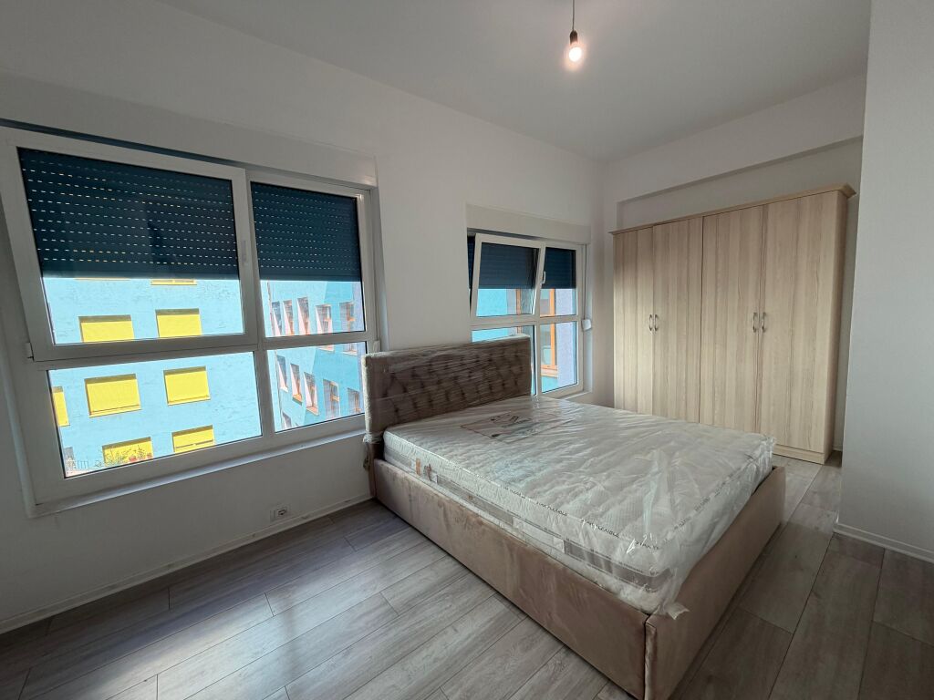 Jepet apartement 1+1 me qira tek Kompleksi Mangalem , Rruga Ali Demi .