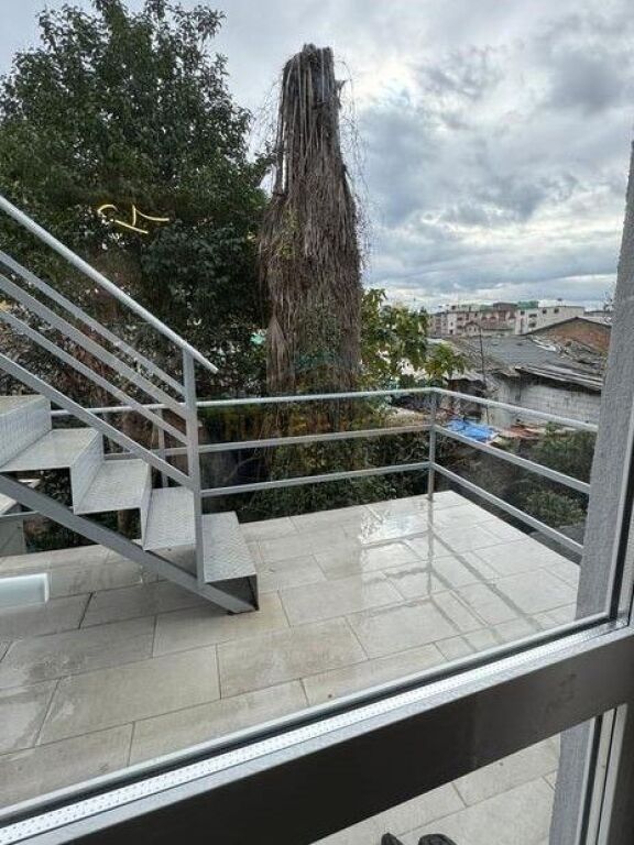 In vendita, appartamento 1+1+ veranda, Kinostudio, Tirana.
