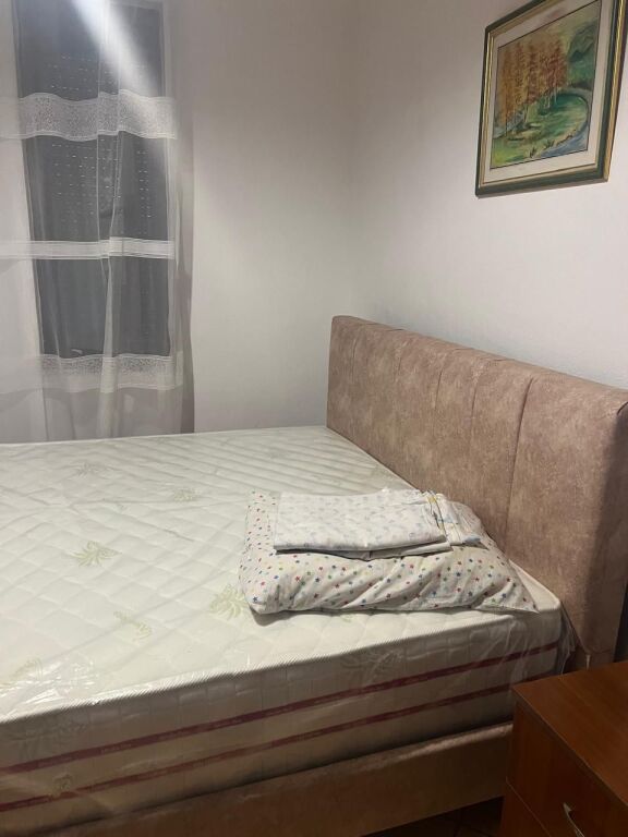 🏡 Jepet me Qera Apartament 2+1 tek Komuna e Parisit afer Big Market Dielli, 500 mije leke