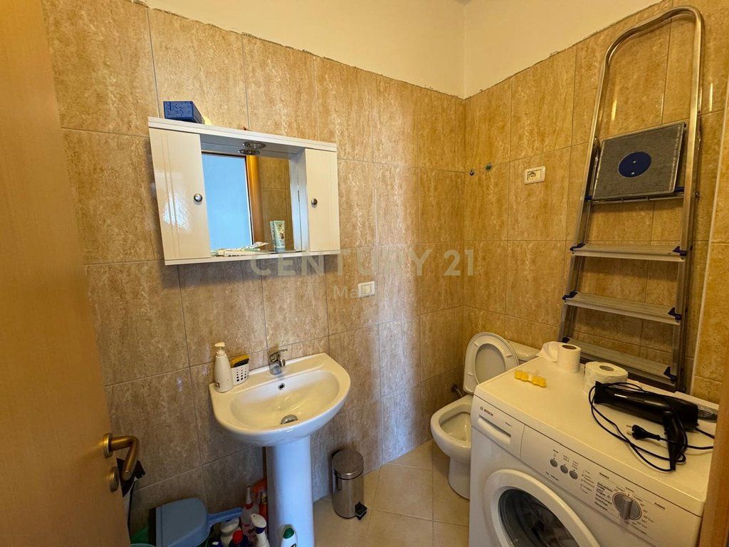 APARTAMENT 2+1+2 PER SHITJE,PRANE KONSULLATES ITALIANE ,NE LUNGOMARE!