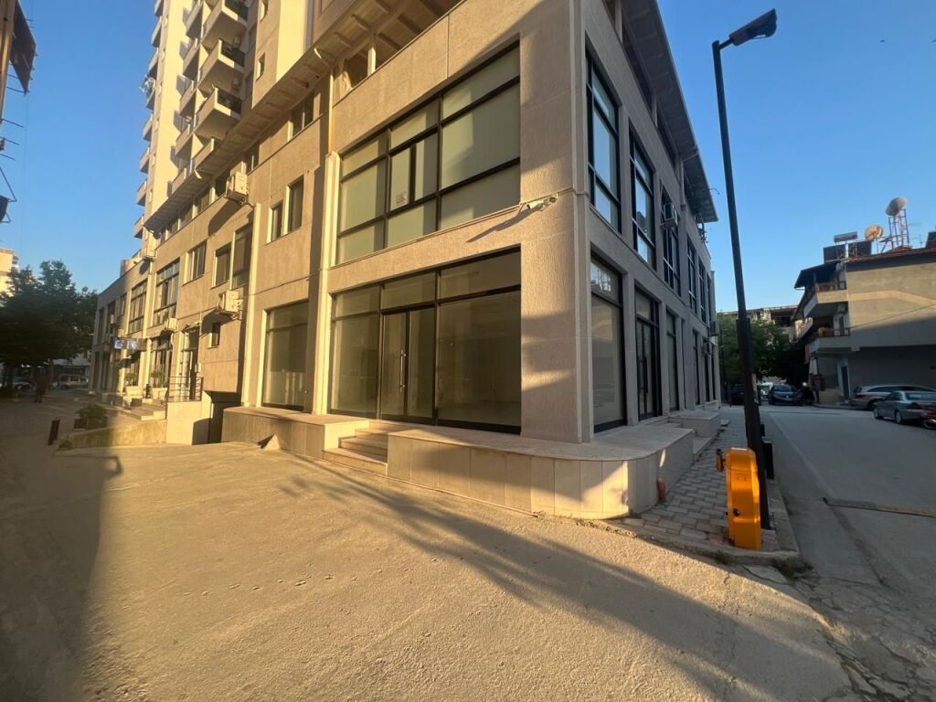 🚨 OKAZION DYQAN NË SHITJE  Mundësi ndarje për ambiente komerciale ose banimi 📍Bulevard, Vlorë
