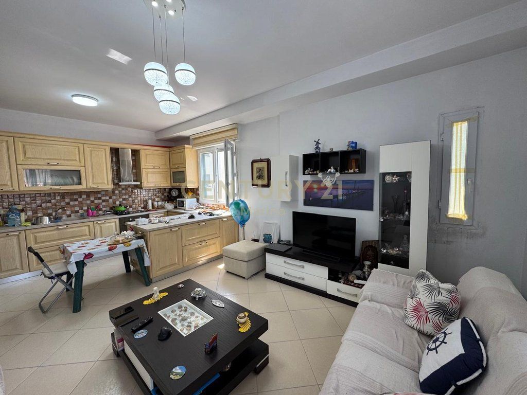 APARTAMENT 2+1+2 PER SHITJE,PRANE KONSULLATES ITALIANE ,NE LUNGOMARE!