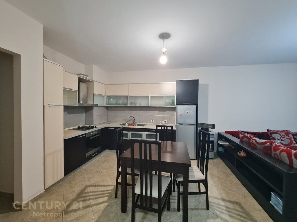Shitet apartament 2+1 pallatet Çabej - Yzberisht