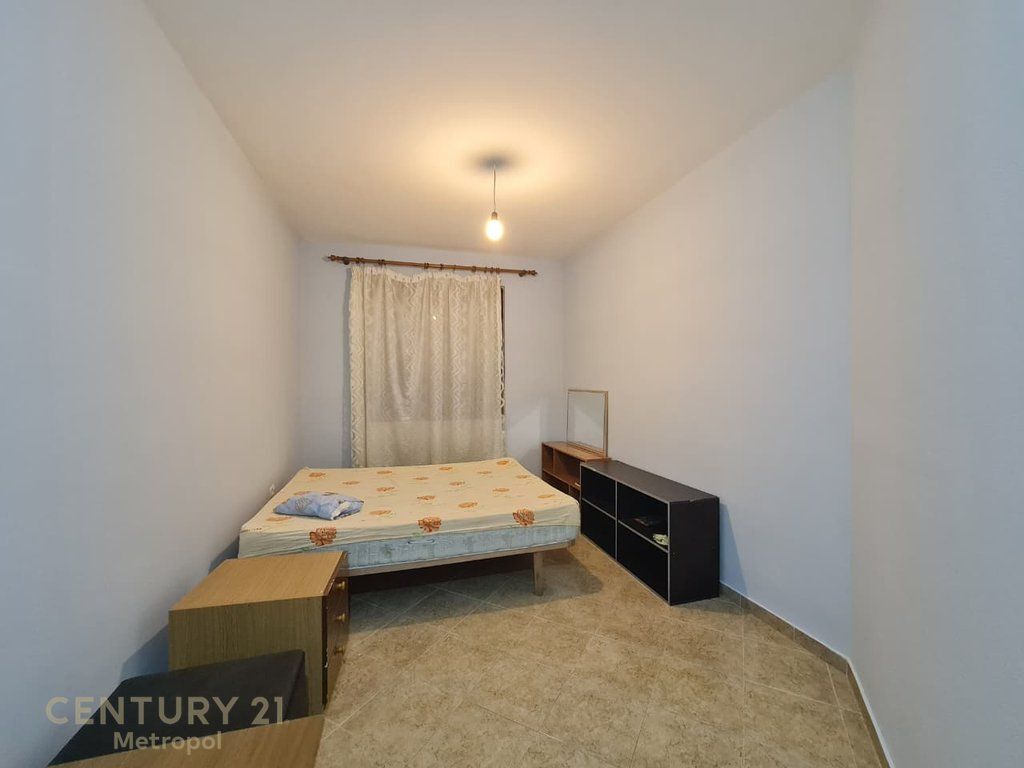 Shitet apartament 2+1 pallatet Çabej - Yzberisht