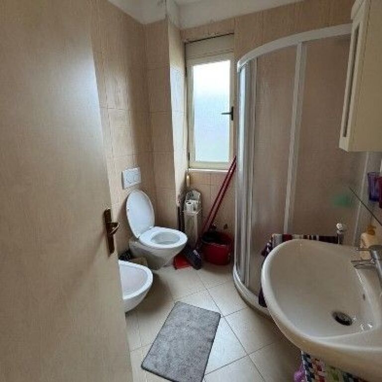 🏡 **Shitet Apartament 2+1 me Truall Privat – Kompleksi Lura 1, Gjiri i Lalzit** 🌊✨