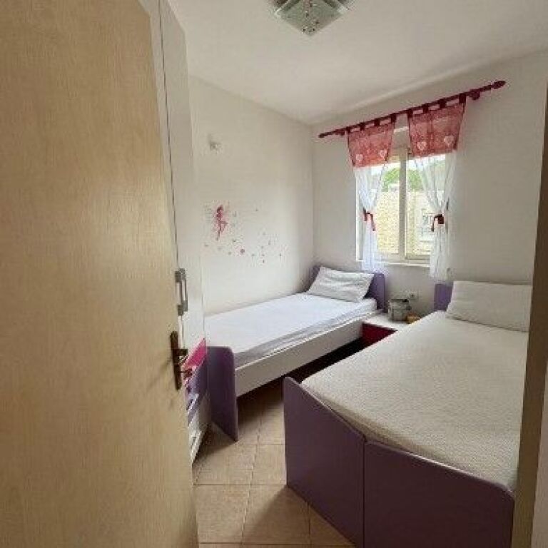 🏡 **Shitet Apartament 2+1 me Truall Privat – Kompleksi Lura 1, Gjiri i Lalzit** 🌊✨