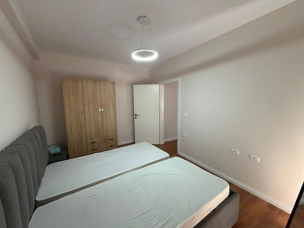 🏡 APARTAMENT 2+1 ME QERA – RRUGA MAHMUT FORTUZI, PRANË BUSTIT VOJO KUSHI