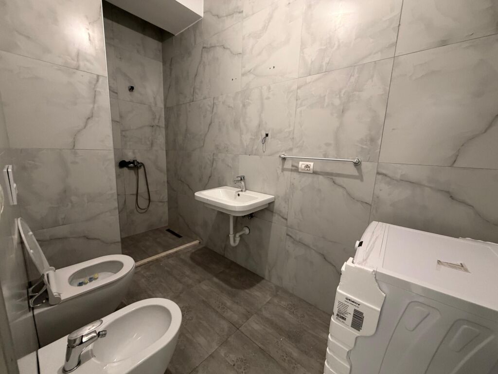 Jepet apartement 1+1 me qira tek Kompleksi Mangalem , Rruga Ali Demi .