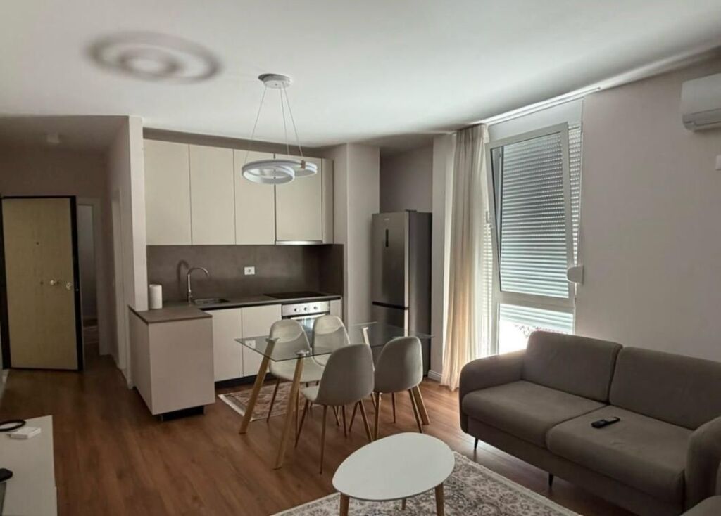 Apartament me qera 2+1 - 📍Rruga Barrikadave , prane bustit Vojo Kushi- 750 Euro