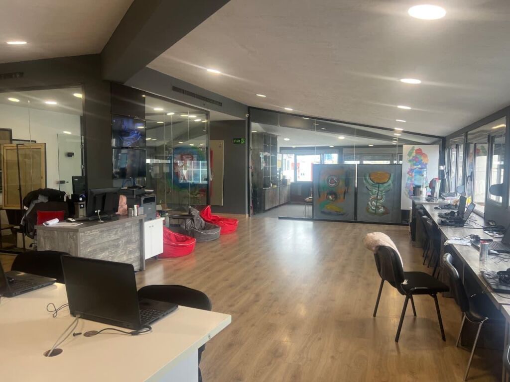 ✨️UFFICI 250 M2 IN AFFITTO ✨️ 2.5 ml leke