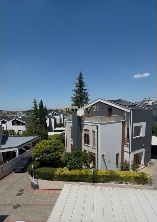 Villa Elegante su 3 Piani in Affitto vicino a TEG – Sicurezza, Comfort e Privacy