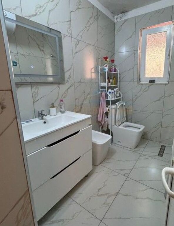 In vendita, appartamento 1+1+ veranda, Kinostudio, Tirana.