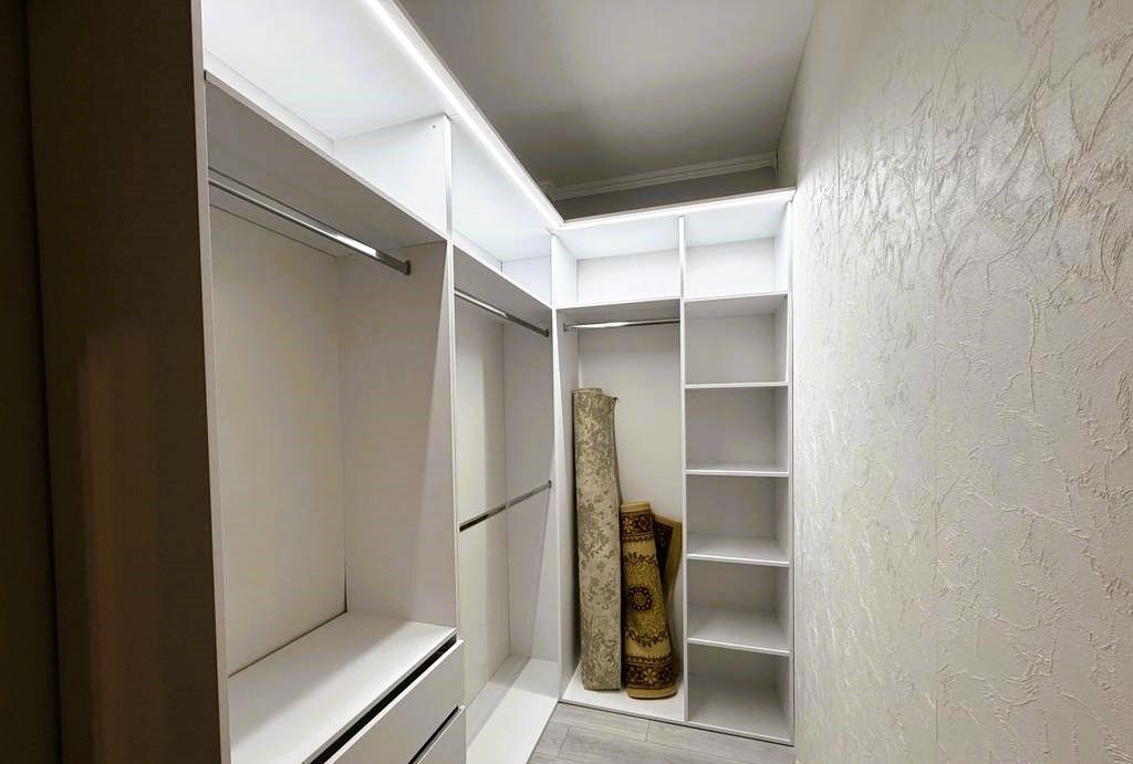 Apartamenti 1+1 për shitje i cili ndodhet në Rr Siri Kodra, pranë Selvise.