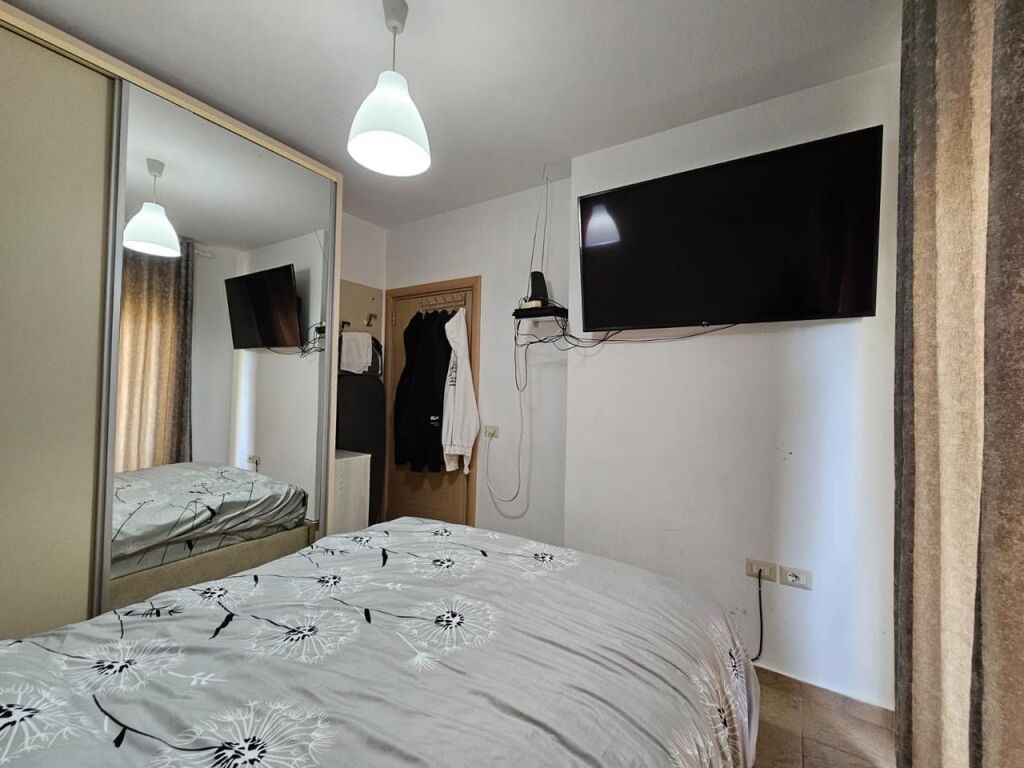 Jepet me qera apartament 1+1 Rr. Peti te Liqeni i Thate