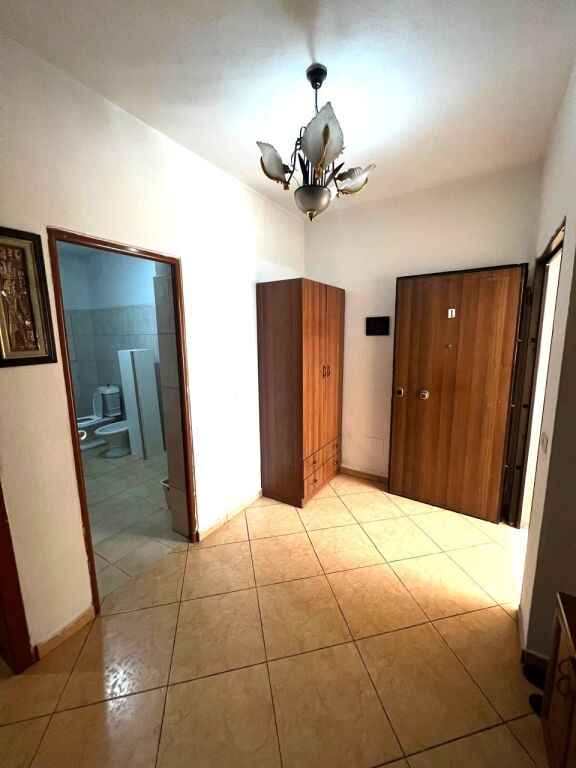 🏡 Jepet me Qera Apartament 2+1 tek Komuna e Parisit afer Big Market Dielli, 500 mije leke