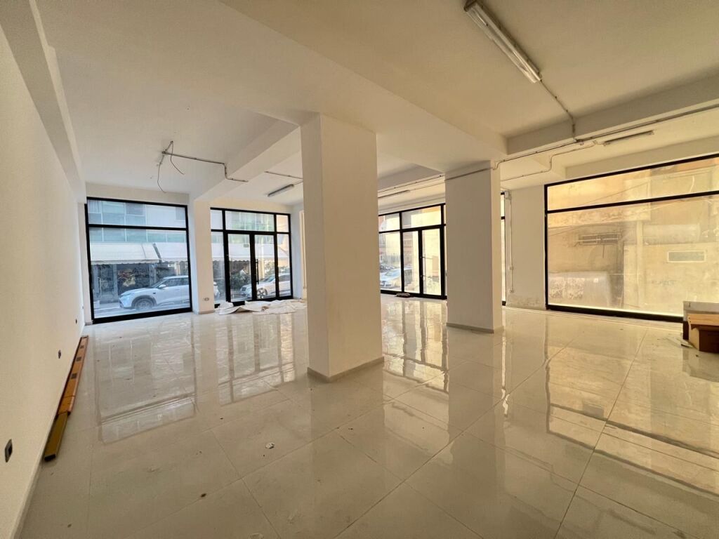 🚨 OKAZION DYQAN NË SHITJE  Mundësi ndarje për ambiente komerciale ose banimi 📍Bulevard, Vlorë