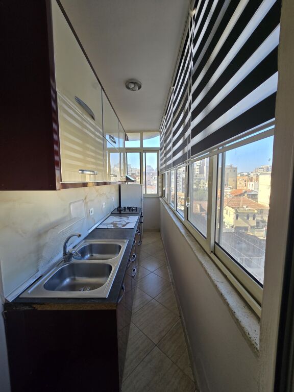 Jepet apartament me qera 2+1 ne qender