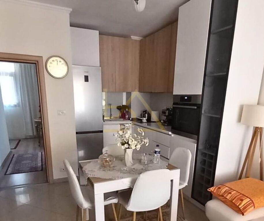 Shitet Apartament 2+1 – Qendra e Tiranës