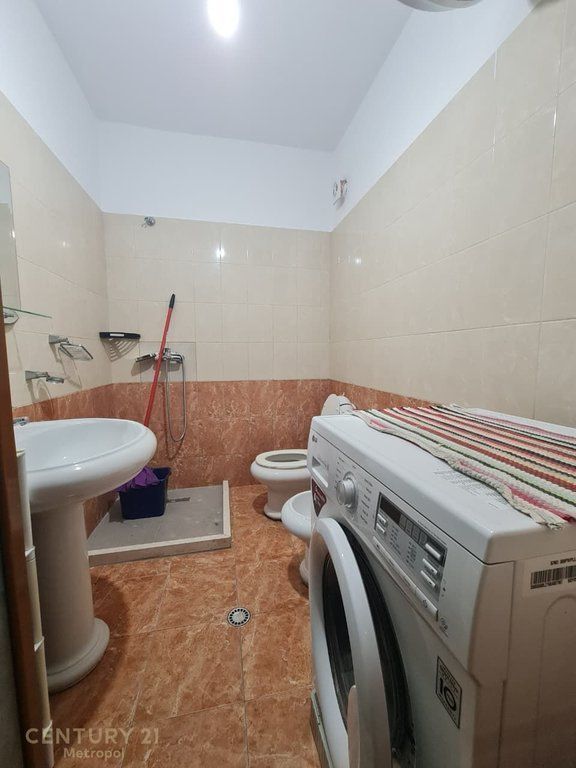 Shitet apartament 2+1 pallatet Çabej - Yzberisht