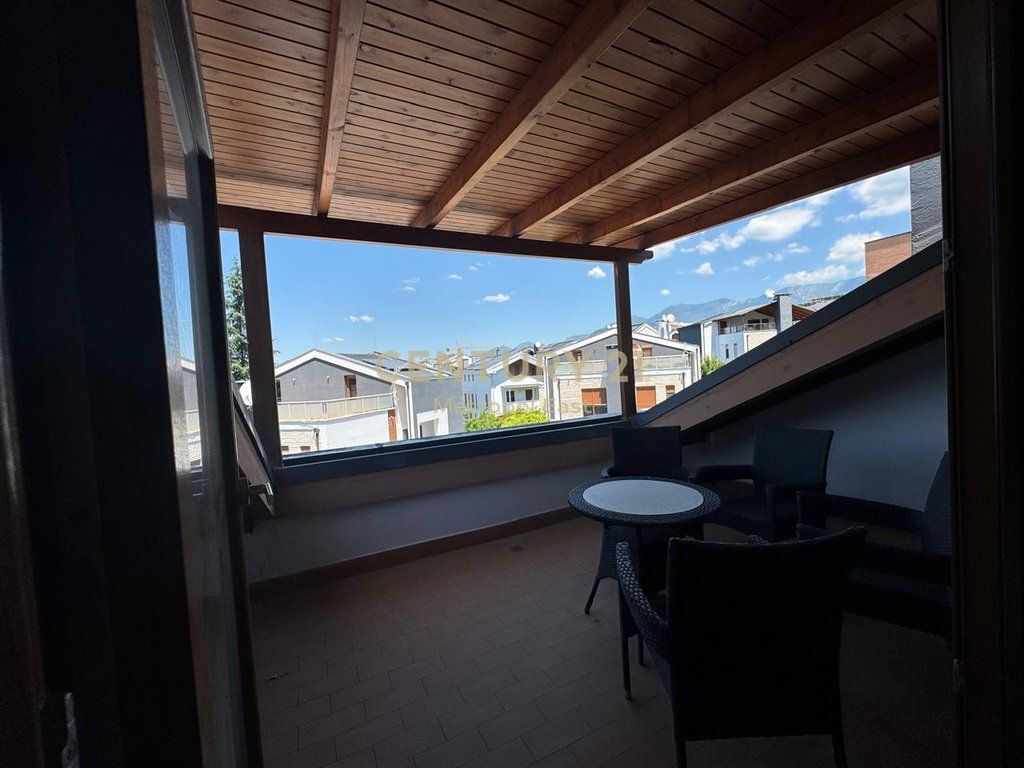 Villa Elegante su 3 Piani in Affitto vicino a TEG – Sicurezza, Comfort e Privacy