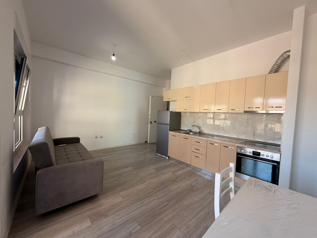 Jepet apartement 1+1 me qira tek Kompleksi Mangalem , Rruga Ali Demi .
