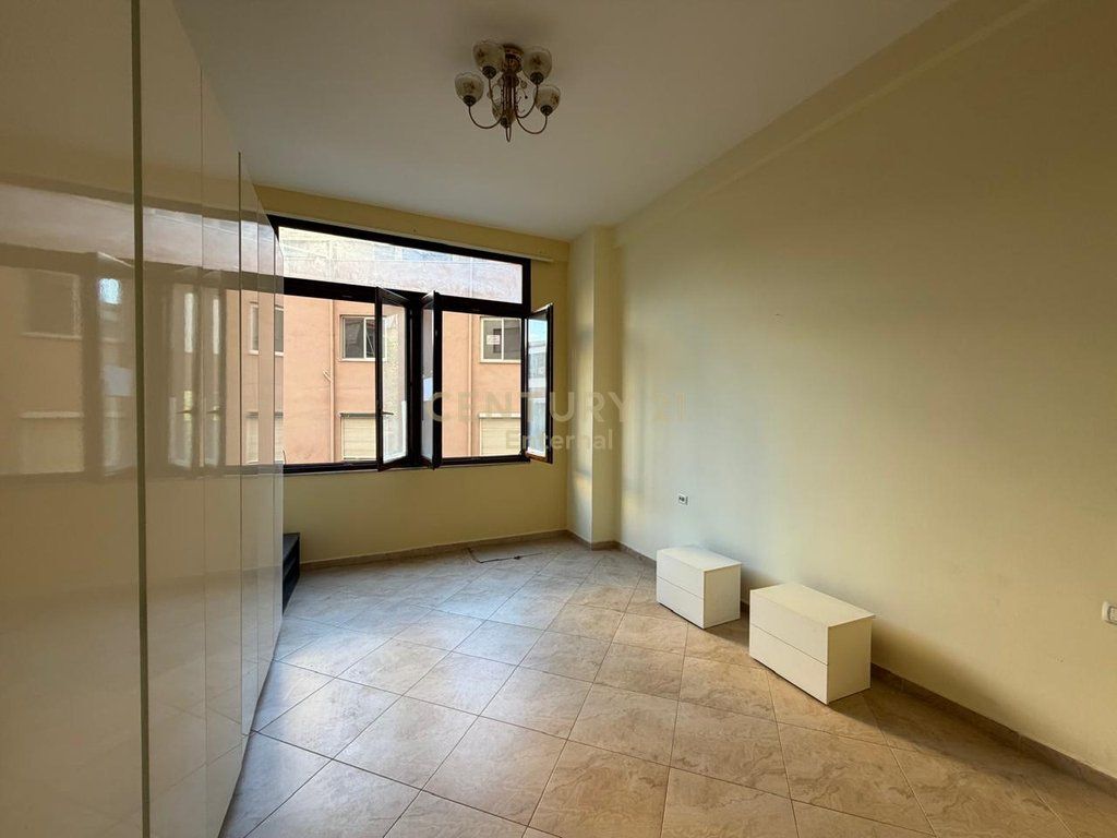 Apartment 1+1 For Rent at Komuna e Parisit