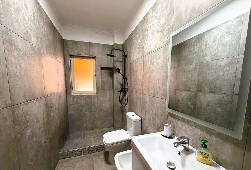 Apartamenti 1+1 për shitje i cili ndodhet në Rr Siri Kodra, pranë Selvise.