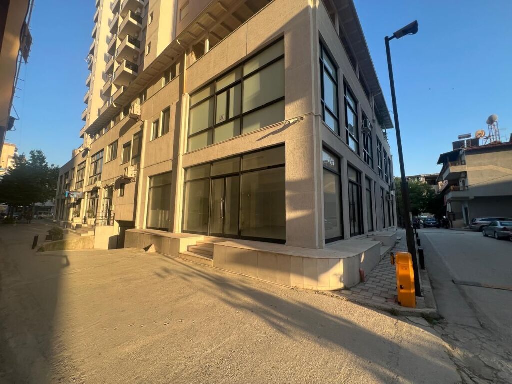 🚨 OKAZION DYQAN NË SHITJE  Mundësi ndarje për ambiente komerciale ose banimi 📍Bulevard, Vlorë