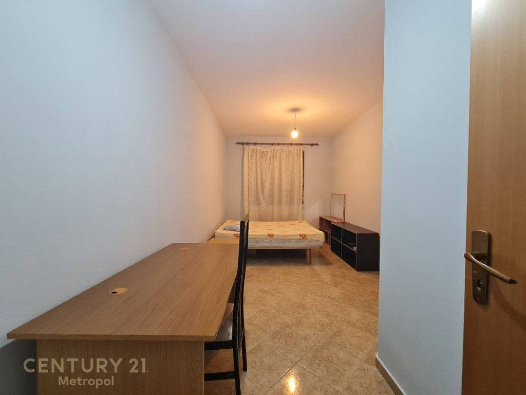 Shitet apartament 2+1 pallatet Çabej - Yzberisht