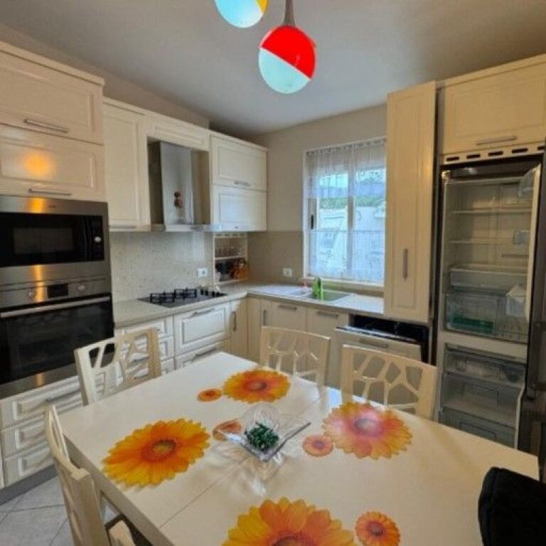 🏡 **Shitet Apartament 2+1 me Truall Privat – Kompleksi Lura 1, Gjiri i Lalzit** 🌊✨